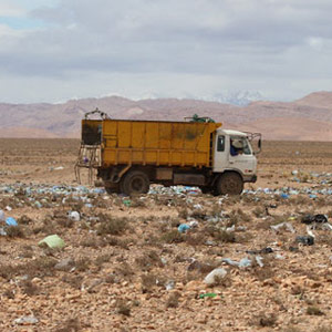 La piste de Tagdilt (Maroc) : des alouettes, des traquets et des déchets