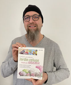 Daniel Gérard présentant la couverture de son guide 