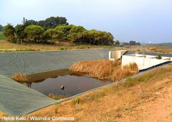 Bassin de rétention d'eau recouvert d'une bâche