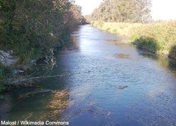 Vue du canal de la vallée des Baux (Bouches-du-Rhône)