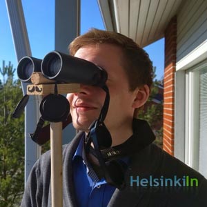 Un bâton finlandais  maison avec un manche et un support de jumelles en bois