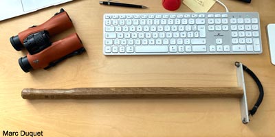 Bâton finlandais fabriqué avec un manche en bois, une platine en métal et une sangle en nylon