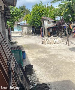 Vue du village de Yamtel, sur l'île d'Heniaar, dans l'archipel des Tayandu (Indonésie) Vue du village de Yamtel, sur l'île d'Heniaar, dans l'archipel des Tayandu (Indonésie)