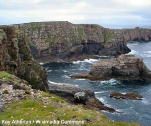 Vue des falaises de la côte nord de l'île de Toraigh (Irlande)