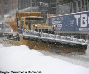 Chasse-neige combiné avec une sableuse (benne)