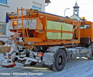 Véhicule épandant du sel (saleuse)