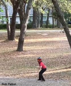 Enfant portant un casque attaqué par un rapace