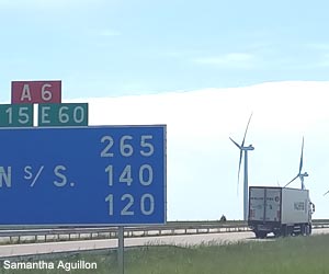 Les éoliennes sont souvent installées à proximité des routes