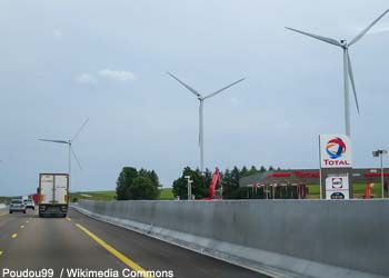 Éoliennes le long de l'autoroute A6 près de Sens (Yonne)