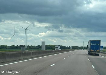 Éoliennes le long de l'autoroute A31 