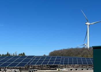Panneaux solaires et éolienne
