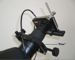 Un adaptateur fixé sur la longue-vue par un étau 